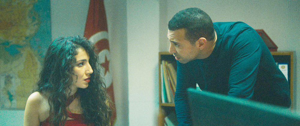 مثل تونس في مهرجان البندقية السينمائي الدولي..   فيلم "عايشة" لمهدي البرصاوي.. سرد بصري مدهش تشابكت فيه حكاية البطلة مع قصة وطن
